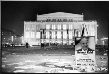 Vor der Oper, 1990